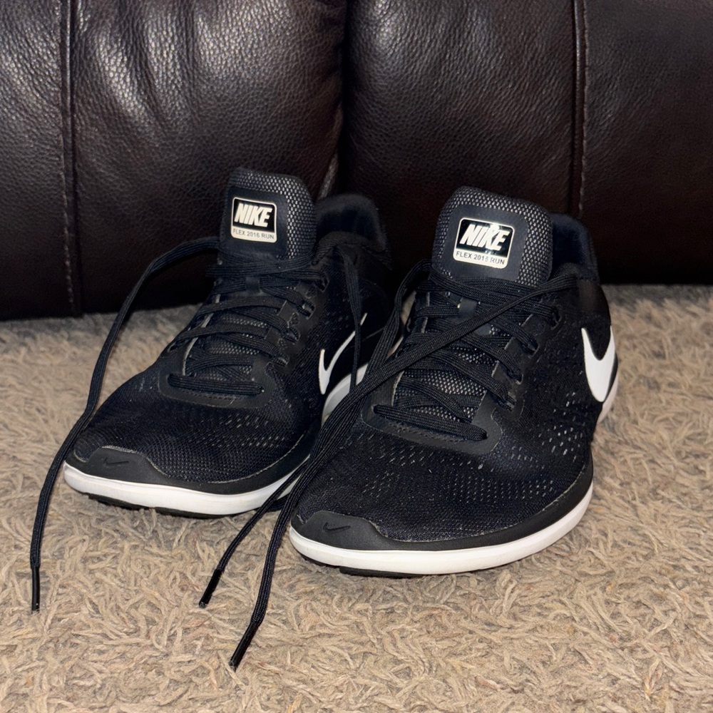 Nike Flex 2016 Run Black and White Athletic Shoes women’s size 9